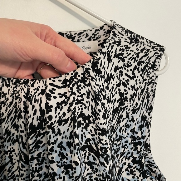 CALVIN KLEIN Sleeveless Pleat Neck Blouse White Blue Black Geometric Work Tank S - Picture 13 of 13